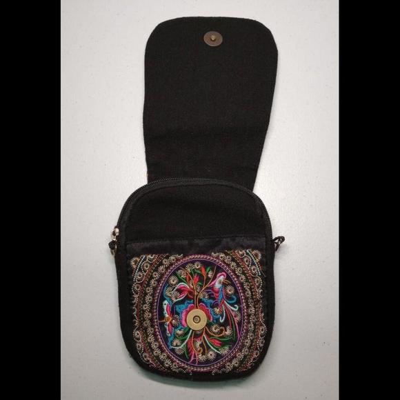 Embroidered Floral & Butterfly Zipper Pocket Black Magnetic Clasp Purse Wallet - Picture 3 of 4